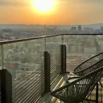 Panorama Sky Apartment I Rooftop Pool I Metro Station
