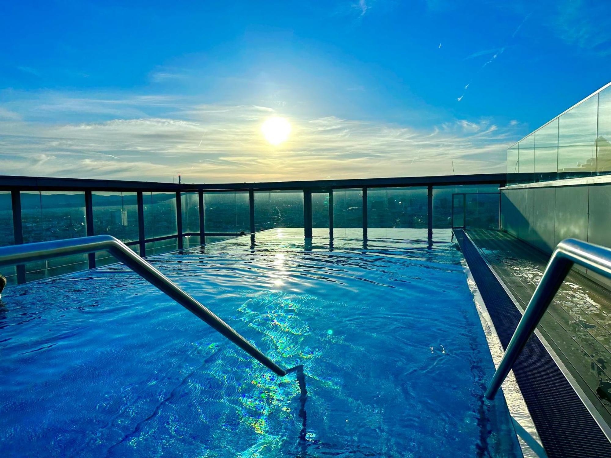 Apartamento Panorama Sky I Rooftop Pool I Metro Station *
