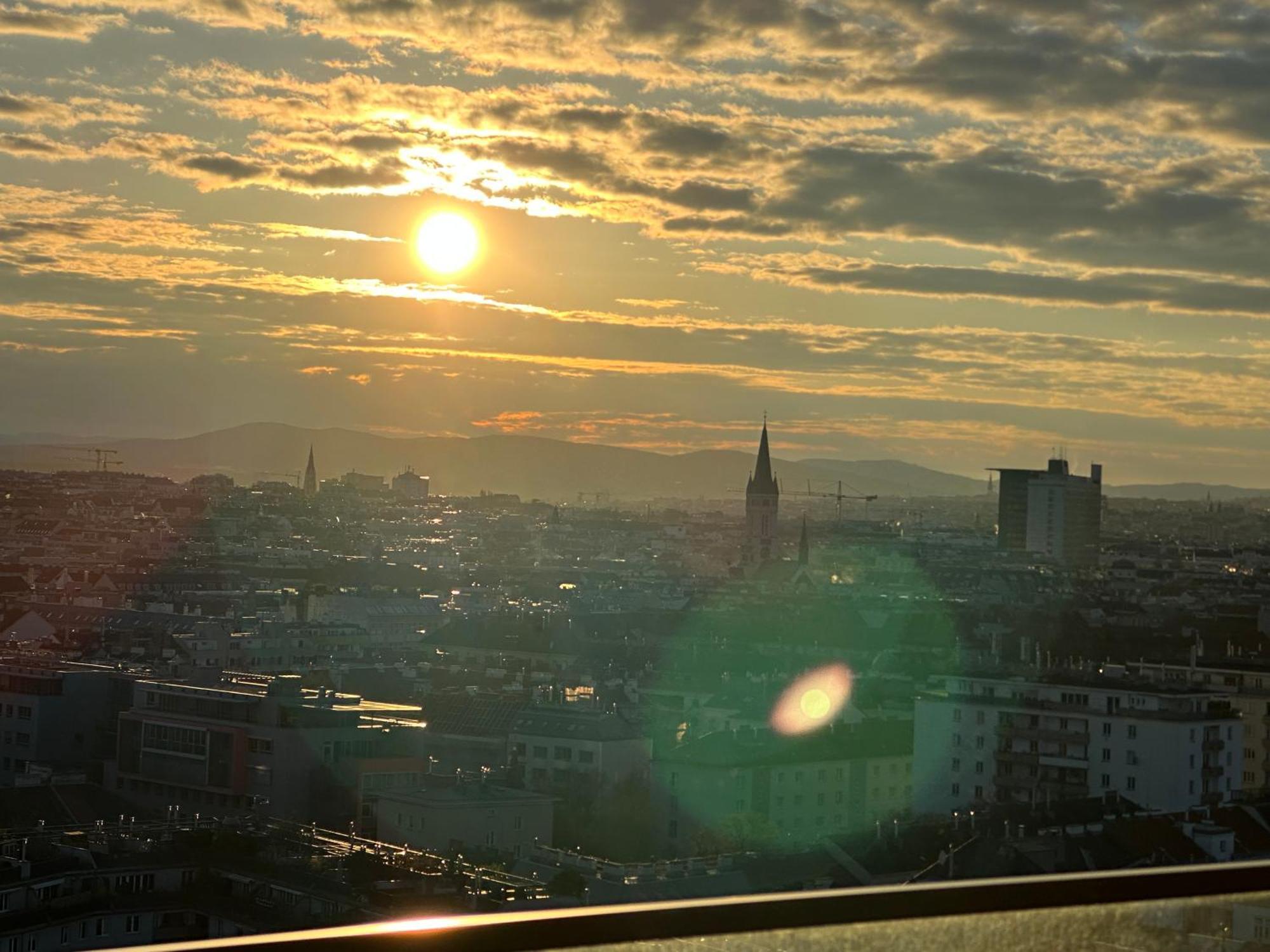 Panorama Sky I Rooftop Pool I Metro Station Apartament Viena