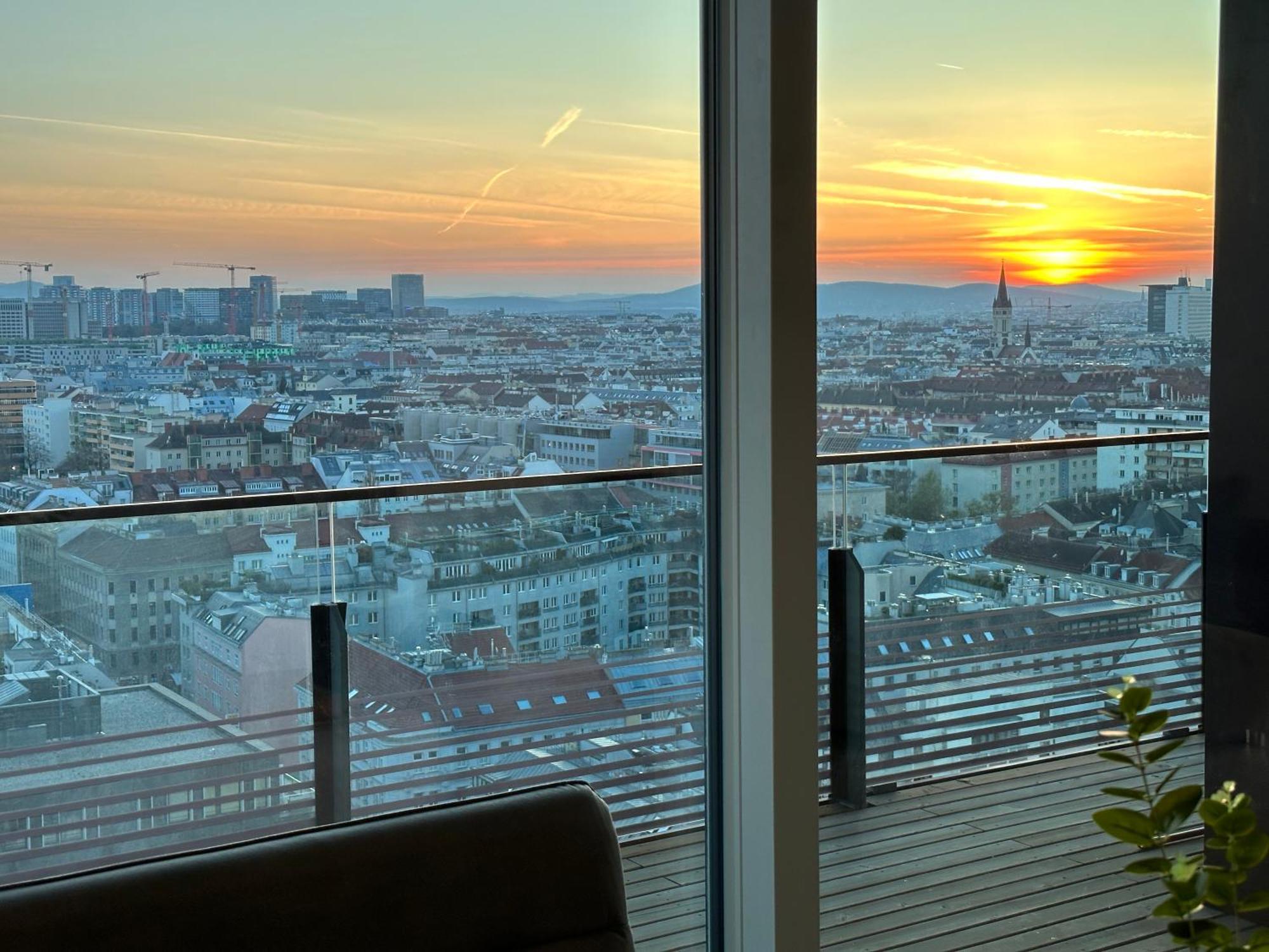 Panorama Sky I Rooftop Pool I Metro Station Apartament *